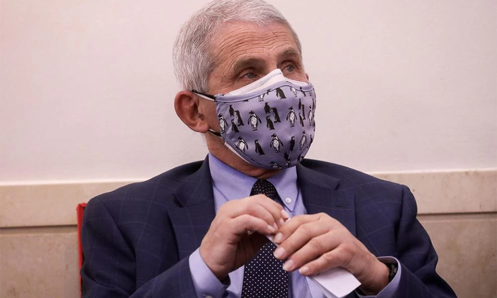 Τα... μαζεύει ο Φάουτσι: Συγγνώμη για τις δηλώσεις περί βιαστικής έγκρισης του εμβολίου στη Βρετανία